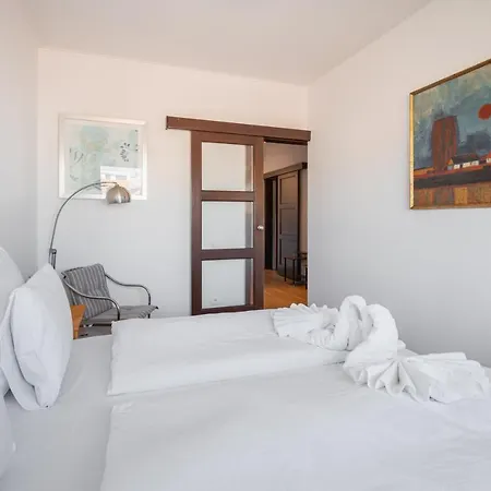 Panoramic Penthouse With Rooftop Terrace & Parking For 2 Cars شقة بودابست