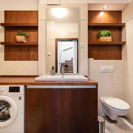 Panoramic Penthouse With Rooftop Terrace & Parking For 2 Cars * בודפשט
