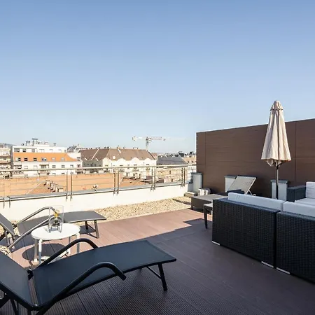 Panoramic Penthouse With Rooftop Terrace & Parking For 2 Cars בודפשט