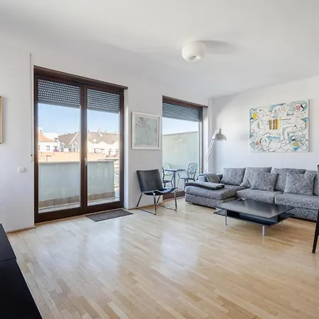 Panoramic Penthouse With Rooftop Terrace & Parking For 2 Cars בודפשט