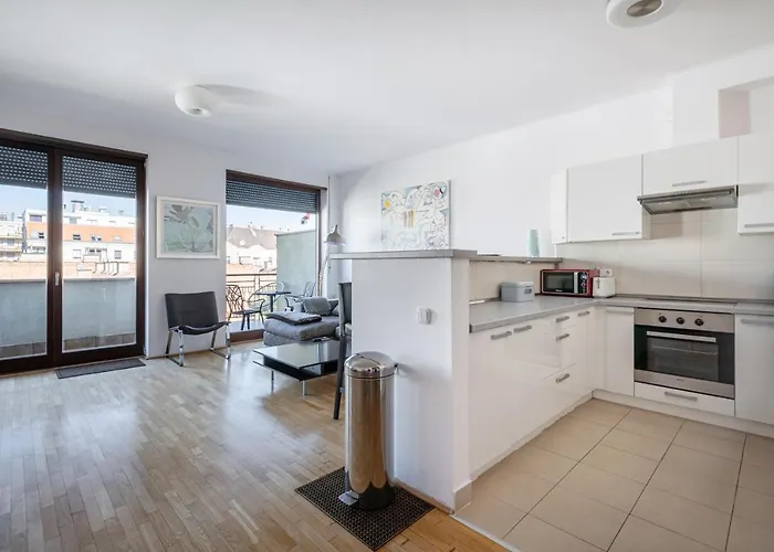 Panoramic Penthouse With Rooftop Terrace & Parking For 2 Cars 아파트